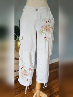 DÂ-NANG 100% Silk Cream Floral Embroidered Ankle Lenght Mid Rise Cargo Pants!